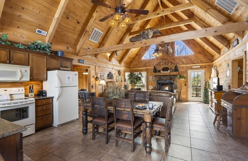 Branson Cedars Cabina | Real Log Cabin Near Big Cedar w Pvt Fire Pit Hot Tub Wood View Trails End Free Tickets