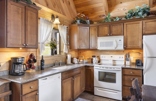 Branson Cedars Cabina | Real Log Cabin Near Big Cedar w Pvt Fire Pit Hot Tub Wood View Trails End Free Tickets