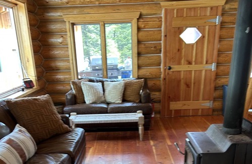 Drummond Cabina | Real log cabin on world famous Rock Creek, MT.