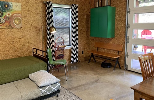 West Oak Hill Casa | Real Texas Barn - Conveniencia de la ciudad, encanto rural - 1300 pies cuadrados, 1b / 1b