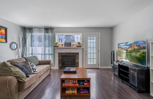 Red Deer Casa | Rebel House I Games Room I Backyard & BBQ I RokuTV