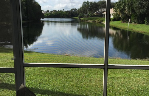 Johns Island Condominio | Reburbished 2 dormitorios, 2 baños Planta Baja Condo, Lake Front