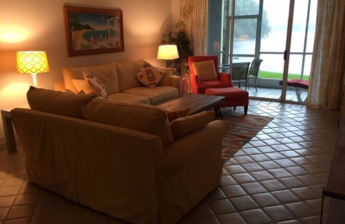 Johns Island Condominio | Reburbished 2 dormitorios, 2 baños Planta Baja Condo, Lake Front