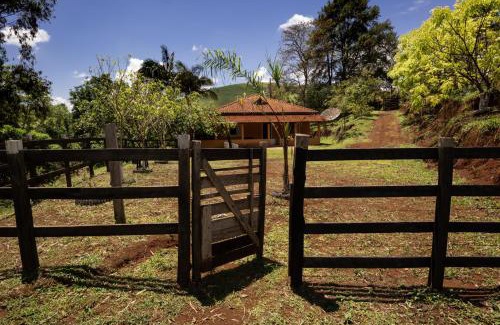Paraisopolis Casa | Recanto do sonho, com cachoeira no quintal