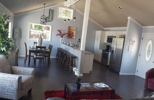 Lake Ozark Casa | ¡NUEVO! ¡Sé de los primeros en alquilar esta hermosa casa! Millones de $ ver! ¡Muelle de botes!