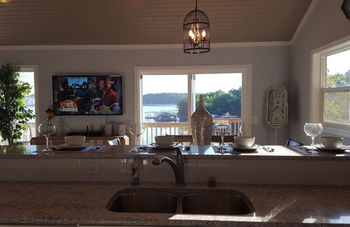 Lake Ozark Casa | ¡NUEVO! ¡Sé de los primeros en alquilar esta hermosa casa! Millones de $ ver! ¡Muelle de botes!