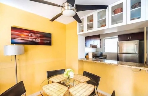 McCully - Moiliili Apartamento | Recent RENO! Fits 6, FREE parking