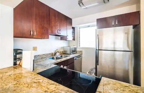 McCully - Moiliili Apartamento | Recent RENO! Fits 6, FREE parking