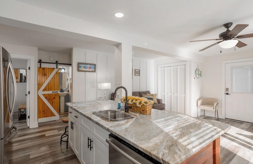 Rehoboth Beach Condominio | Recent Upgrades 3BR Pet Friendly Condo w/ Parking