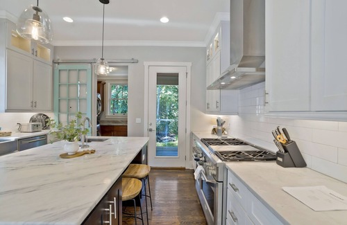 Franklin Casa | Recently-built all-suite with two porches, firepit, crow's nest, & widow's walk