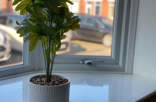 Blyth Apartamento | Recently Furnished Stylish 3 Bed House by Town and Beach