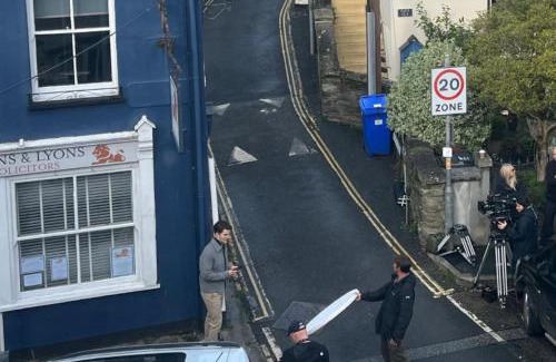 West Looe Apartamento | Recently On BBC 1s BEYOND PARADISE - Prospect House is TWO PRIVATE APARTMENTS in this 17th CENTURY COTTAGE - Apartment 2 has a KIDS CABIN BUNK ROOM - Book both apartments for ONE LARGE HOUSE with Connecting Door In Lobby - PUBLIC PARKING OUTSIDE