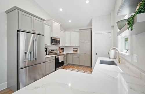 Waveland Park Casa | Recently Remodeled! Charming 2-bedroom bungalow in terrific DSM neighborhood