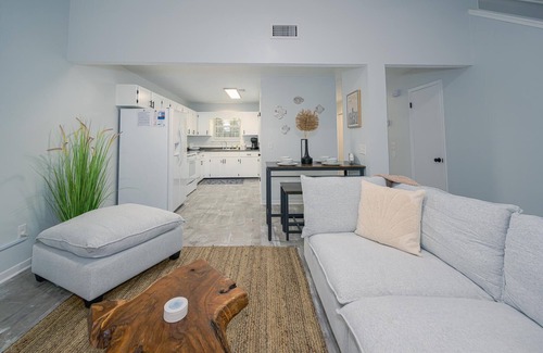 Bel Air Casa | ~Recently Remodeled/Near Beach & Great Attractions in Quiet Residential Area~