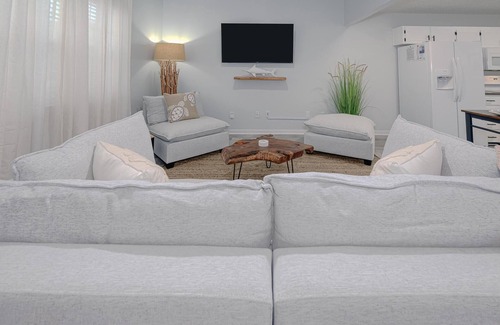 Bel Air Casa | ~Recently Remodeled/Near Beach & Great Attractions in Quiet Residential Area~