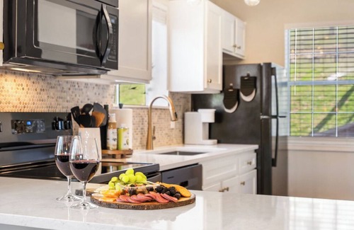 Indian Point Condominio | Recently Remodeled, walk to the lake, next to SDC