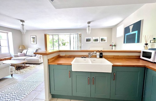 Semur-en-Auxois Apartamento | Recently Renovated Riverside Sanctuary set in 5 Acres With 14 Meter Heated Pool