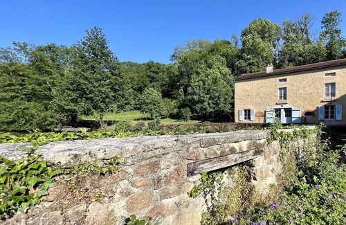 Semur-en-Auxois Apartamento | Recently Renovated Riverside Sanctuary set in 5 Acres With 14 Meter Heated Pool