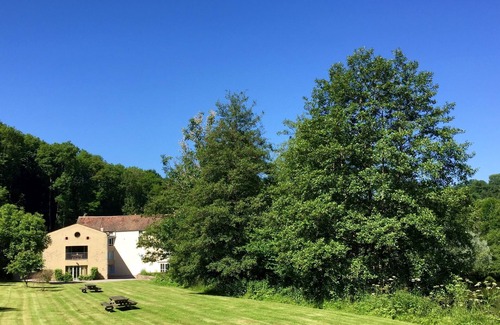 Semur-en-Auxois Apartamento | Recently Renovated Riverside Sanctuary set in 5 Acres With 14 Meter Heated Pool