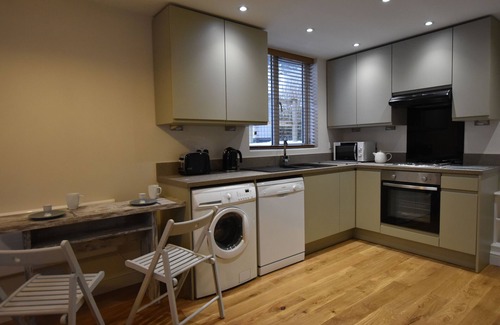 Stoney Middleton Casa | Anexo de 2 dormitorios recientemente renovado con sala de estar y cocina de planta abierta.