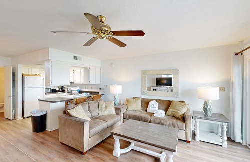 East End Casa | Recently Renovated Beachfront Townhome with beach views, deck, beach gear & more