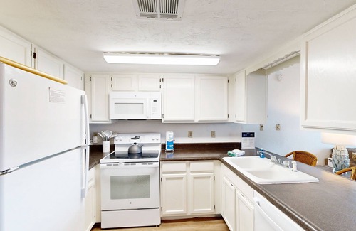 East End Casa | Recently Renovated Beachfront Townhome with beach views, deck, beach gear & more