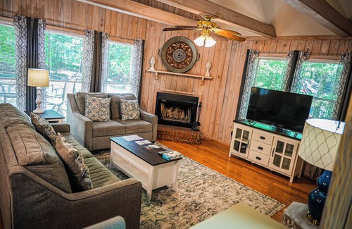 Pine Mountain Cabina | Recently renovated, beautiful chalet just miles from Wild Animal Safari