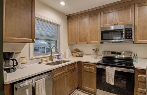 Winston - Salem Casa | Recently renovated luxury duplex unit. Short walk to Atrium WF Baptist Hospital!