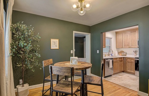 Winston - Salem Casa | Recently renovated luxury duplex unit. Short walk to Atrium WF Baptist Hospital!