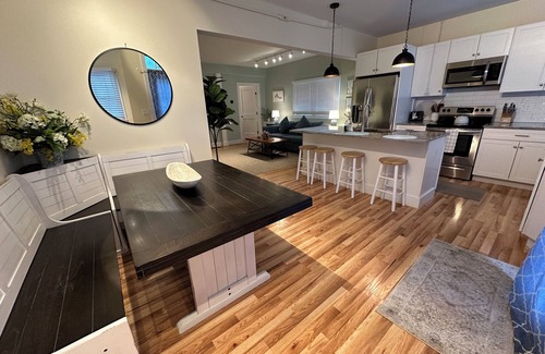 Off Broadway Apartamento | Recently Renovated 2 Bed 1 Bath (Dog Friendly) Apartment in the Broadway Neighborhood