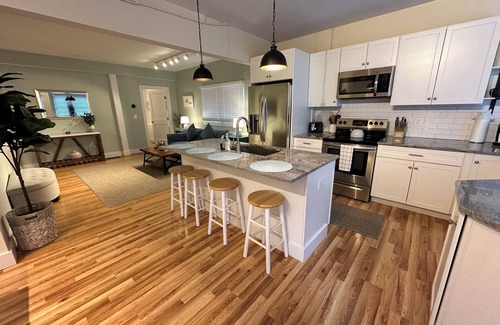 Off Broadway Apartamento | Recently Renovated 2 Bed 1 Bath (Dog Friendly) Apartment in the Broadway Neighborhood