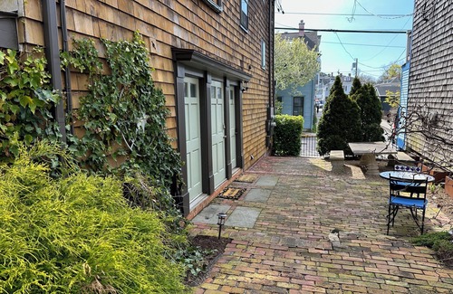 Off Broadway Apartamento | Recently Renovated 2 Bed 1 Bath (Dog Friendly) Apartment in the Broadway Neighborhood
