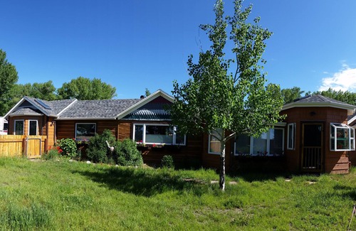 Buena Vista Casa | Recientemente renovado 2252 SF Log Home en 15 acres, 5 arroyos, 3 estanques, vistas al monte