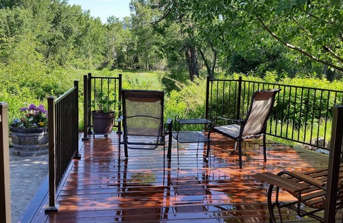 Buena Vista Casa | Recientemente renovado 2252 SF Log Home en 15 acres, 5 arroyos, 3 estanques, vistas al monte