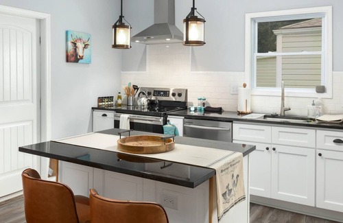 East Durham Apartamento | Recently Renovated Chic Durham Farmhouse