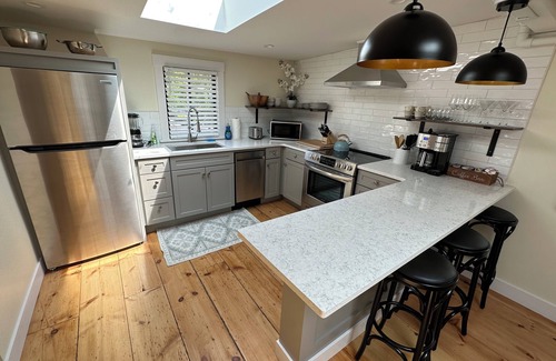 Yachting Village Casa | Recently Renovated Entire House in Downtown Newport Sleeps 16 / Off street parking
