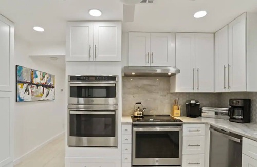 Highland Hills Casa | Recently Renovated- Event/Group Friendly w/ Stunning Views, Hot Tub, Pickleball