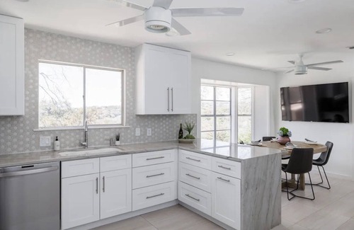 Highland Hills Casa | Recently Renovated- Event/Group Friendly w/ Stunning Views, Hot Tub, Pickleball