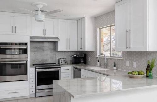 Highland Hills Casa | Recently Renovated- Event/Group Friendly w/ Stunning Views, Hot Tub, Pickleball