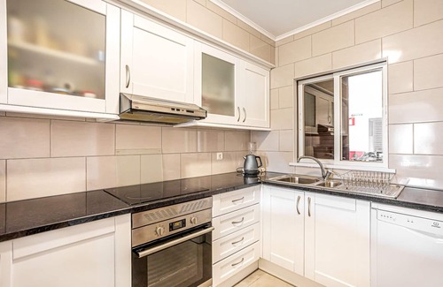 Alpouvar Apartamento | Apartamento en planta baja y jardín, aire acondicionado y U. K. TV e Internet gratis