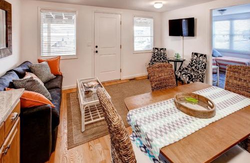 North Beach Haven Apartamento | Recently Renovated LBI Apt with Deck on Beach Block!