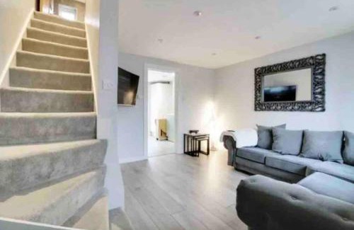 Hatfield Casa | Recently renovated,modern house. train station