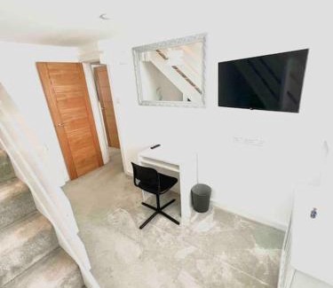 Hatfield Casa | Recently renovated,modern house. train station