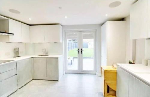 Hatfield Casa | Recently renovated,modern house. train station