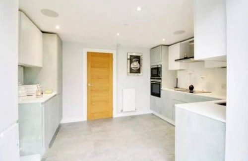 Hatfield Casa | Recently renovated,modern house. train station