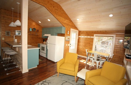Land O Lakes Cabaña | Recently Renovated Lake View Cottage