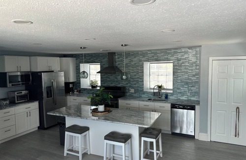 Island Estate Cabaña | Unidad recientemente renovada de 2 habitaciones / 2 baños con vista al agua a un paseo de Clearwater Beach.