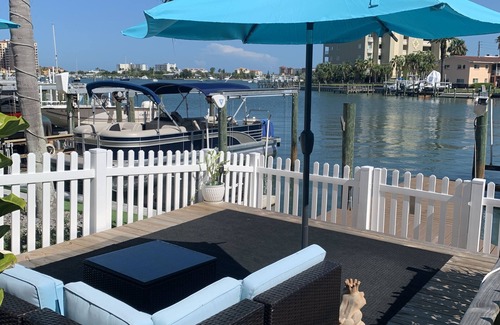 Island Estate Cabaña | Unidad recientemente renovada de 2 habitaciones / 2 baños con vista al agua a un paseo de Clearwater Beach.