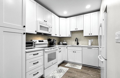 Lantana Casa | Recently updated 3/1 with pool, wifi, sleeps 9