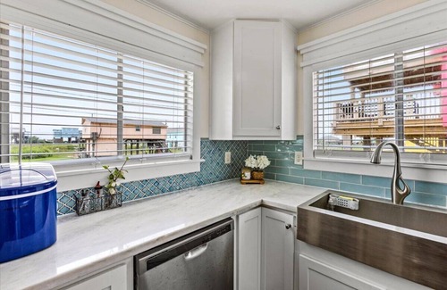 Freeport Casa | RECENTLY UPDATED Beautiful Ocean/Bay View Surfside Retreat - short walk to Beach